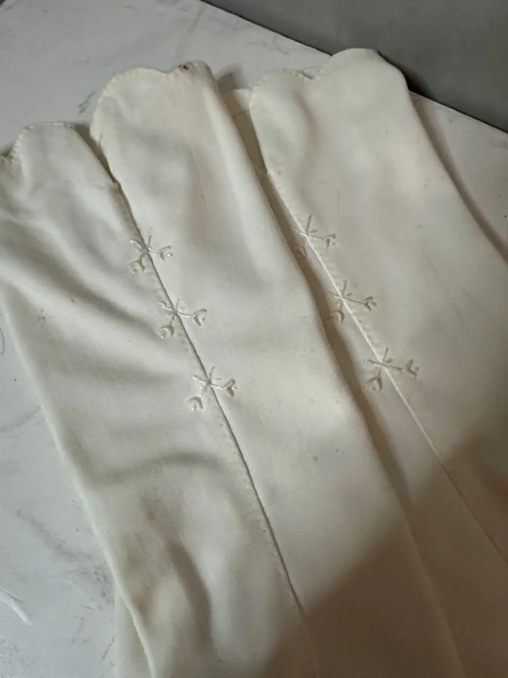 VINTAGE WHITE EMBROIDERED GLOVES 7-7.5